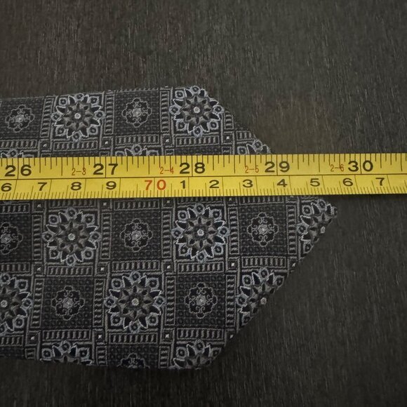JOS.A. Bank Reserve Mens 100% Silk Necktie Geometric Pattern In Black & Gray - Picture 8 of 8
